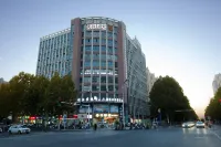 Lis Future Hotel (Yuefang Binhu Convention and Exhibition Center) Отели рядом с достопримечательностью «Скользящее поле для лыжного поля в новом районе лужского озера»