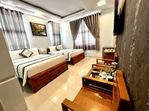 Yen Nam Hotel Nguyen Trong Tuyen Отели рядом с достопримечательностью «The Adora Luxury»