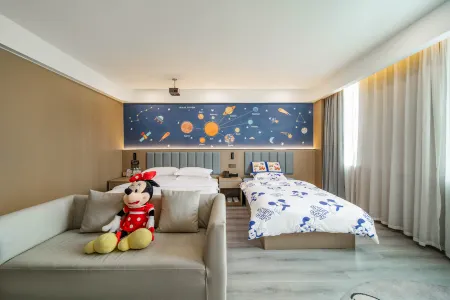 Huzhou Provington Hotel(Xinghui Peninsula Store, Xingye Road, Wuxing District) Отели рядом с достопримечательностью «Qianyuan Garden»