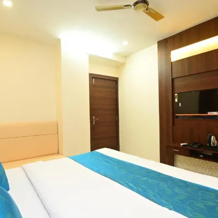 HOTEL HALLMARK
