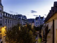 Hôtel Pilgrim Hotels near Maubert-Mutualité Metro Station