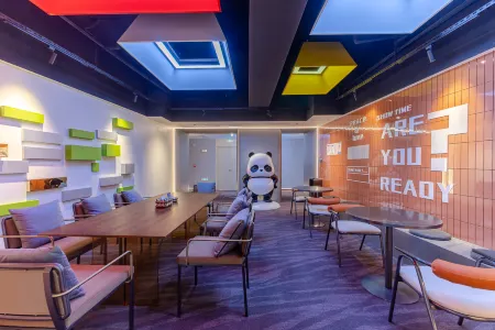 Lis Future Hotel (Zhengwuqu Swan Lake Wanda) Отели рядом с достопримечательностью «Mingjiao Temple»