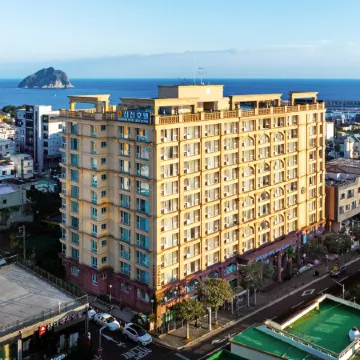 Shin Shin Hotel Jeju Ocean Отели рядом с достопримечательностью «Библиотека «Саммэбон»»