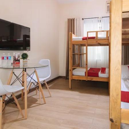 RedDoorz Plus @ Cuarto Verde Staycation