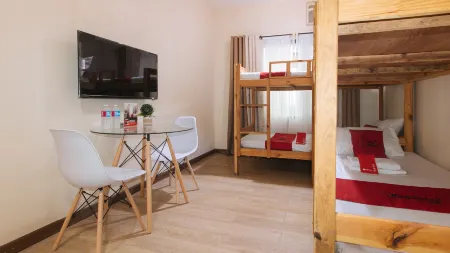 RedDoorz Plus @ Cuarto Verde Staycation Отели рядом с достопримечательностью «University of Perpetual Help System DALTA, Las Piñas Campus»