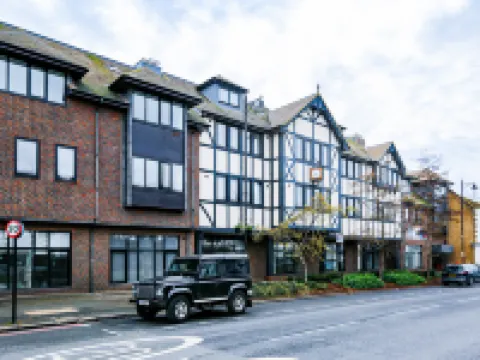Hybrid Resi - Cheam, Sutton Near Wimbledon with Onsite Car Parking Hotels in Sutton