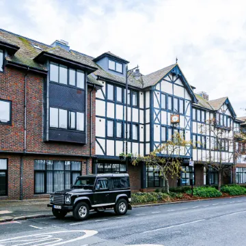 Hybrid Resi - Cheam, Sutton Near Wimbledon with Onsite Car Parking