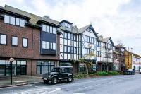 Hybrid Resi - Cheam, Sutton Near Wimbledon with Onsite Car Parking Hotels in Sutton