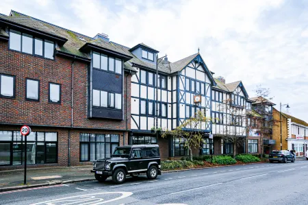 Hybrid Resi - Cheam, Sutton Near Wimbledon with Onsite Car Parking