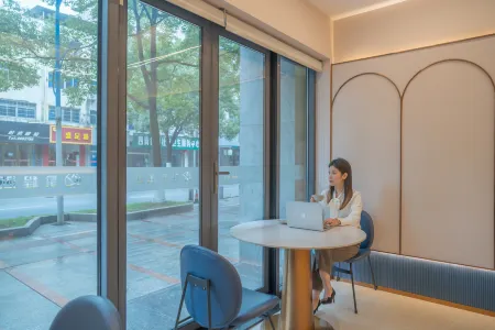 Starway Hotel (Yingtan Kaixiang Zhongxinguangchang Railway Station) Отели рядом с достопримечательностью «Maple Mountain Botanical Garden»