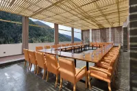 Vala Toms Cliff - stream - tracing Hotel (Siguniang Mountain Scenic Area Store)