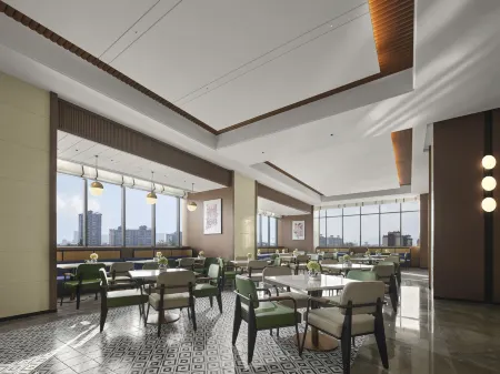 Hilton Garden Inn Ganzhou Longnan Отели рядом с достопримечательностью «Binjiang Square»