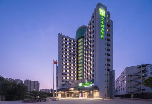 郑州花园路正弘城智选假日酒店外景图