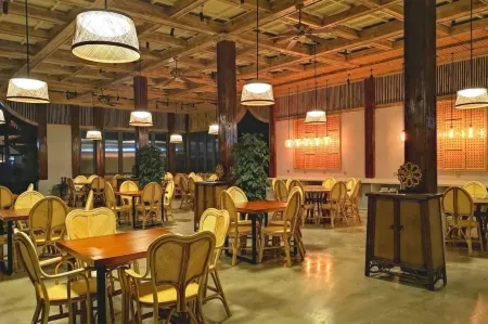 Nanlahe Paya Resort Hotel Отели в г. Менла