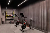 Revery Toronto Downtown, Curio Collection by Hilton - С тренажерным залом