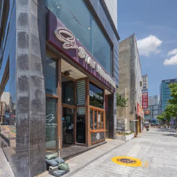 Stay Well Hotel Отели рядом с достопримечательностью «Галерея «604»»