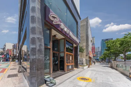 Stay Well Hotel Отели рядом с достопримечательностью «Museum of musical Instruments of the World»