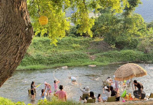 현대적인 인테리어의 숙소 내부