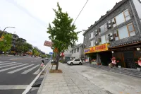 Fenghuangshan Jufu Homestay Hotels near Shanjiang Miao Village