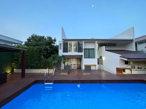 Bangkok Cozy Garden Pool Villa Sukhumvit
