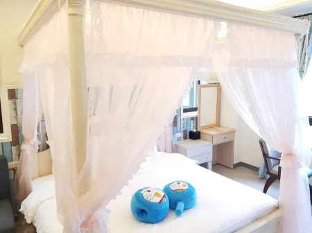 Happiness is coming – Pet-Friendly Elevator B&B near Train Station