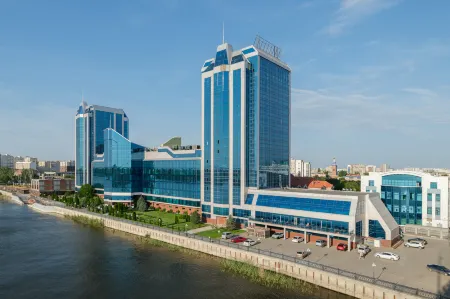 Marins Grand Hotel Астрахань (Маринс Гранд Отель Астрахань) Отели рядом с достопримечательностью «Памятник Омару Хайяму»