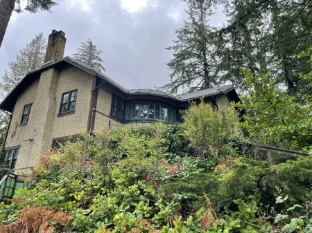 Vancouver West Spanish Banks Beach Seaview Villa (next to UBC) Отели рядом с достопримечательностью «Maple Tree Square»