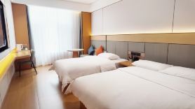 Zhongwei Qiyue Light Luxury Hotel (Gulou Xiangyang Pedestrian Street)
