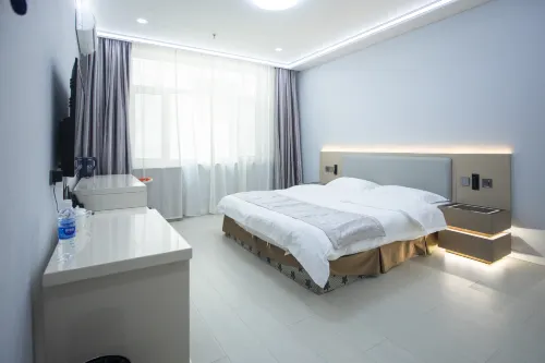Red Cross Hotel (Tongliao Huolingole Railway Station Huolinhe Night Market Branch) - parking
