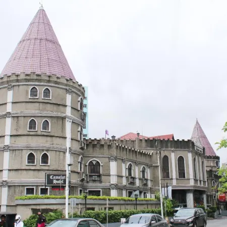Camelot Hotel Quezon City powered by Cocotel Отели рядом с достопримечательностью «Павильон для мероприятий Elements at Centris»