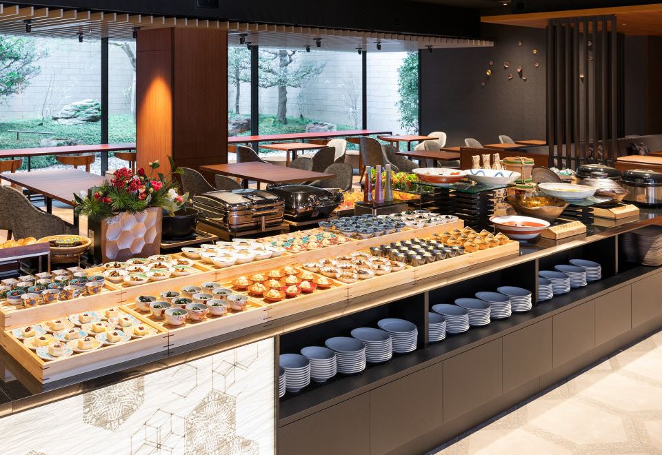 가나자와 시내의 현대적인 호텔 건물 전경