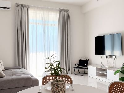 THE SUN EXECUTIVE SUITE - Dolphin's Home