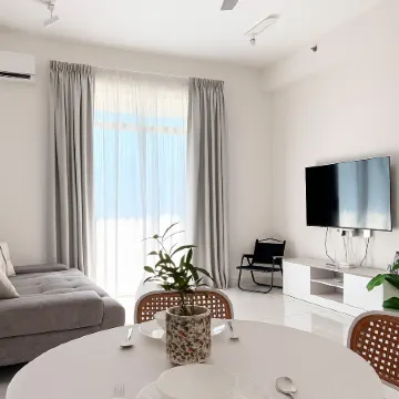 THE SUN EXECUTIVE SUITE - Dolphin's Home