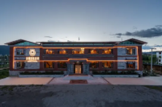 吉頌登珠莊園（香格里拉高鐵站店） 鄰近香格里拉站的酒店