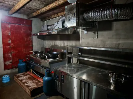 Looking at the mountain Отели рядом с достопримечательностью «Bamian Mountain»