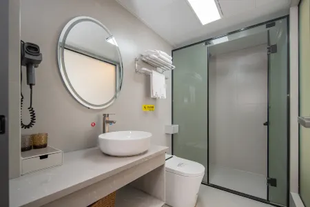 Dingfa Hotel (Xuan'en Gongxiu Cruise Ship) Отели рядом с достопримечательностью «Wenlan Bridge»