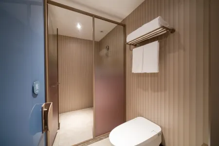 Hangtng hote Zhanjiang dingsheng palza Renmin boulevard middle branch Отели рядом с достопримечательностью «Techeng Island»