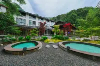Emeishan Yuezhuang Qingyin Hot Spring Homestay - Rooftop Pools