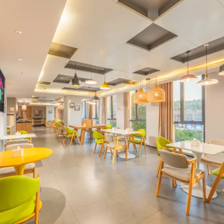Four Seasons Huatong Hotel (Tonglu City Center Branch)