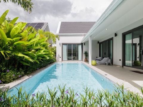 Single-family three-bedroom swimming pool villa