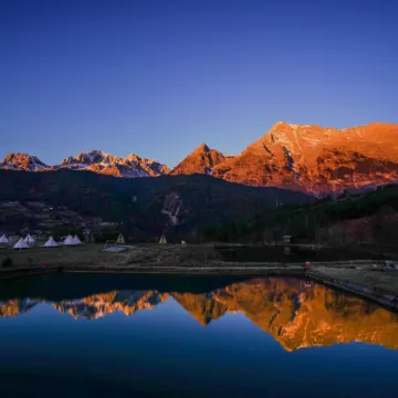 玉龍雪山日照金山途宿campsite觀景營地 鄰近中虎跳石的酒店