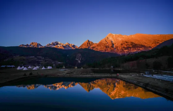 玉龍雪山日照金山途宿campsite觀景營地