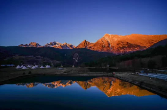 Yulong Snow Mountain Sunrise Golden Mountain Tusu Campsite Scenic Camping Hotel Hotels near Shangri-La Tiger Leaping Gorge