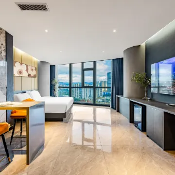 Chunchengyi Homestay (Kunming South Station Colorful Yunnan First City Branch) Отели рядом с достопримечательностью «Озеро Дяньчи»