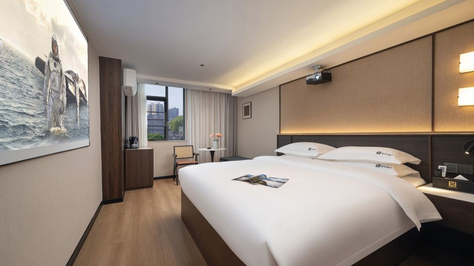 Liling Cichen Grand Hotel (Liquan Road Jiuhong Century Plaza)