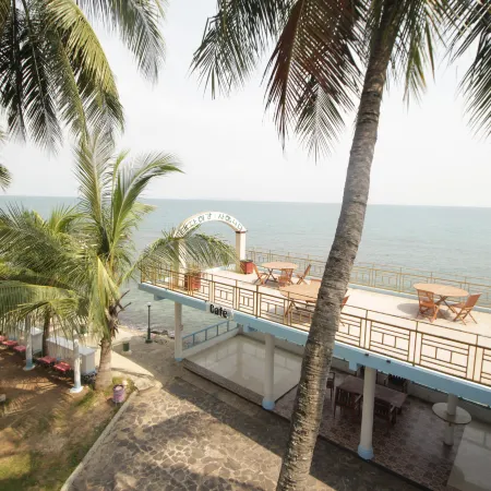 Allisa Resort Hotel Отели рядом с достопримечательностью «Пляж Anyer»