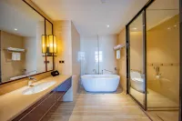Full Wealth International Hotel - parkir
