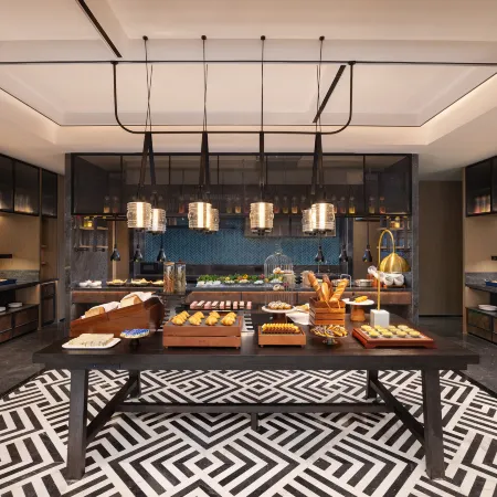 Four Points by Sheraton Chongqing Yuzhong Peninsula Отели рядом с достопримечательностью «Стадион «Датяньвань»»
