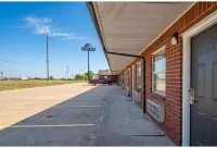 Stay Inn Checotah Near Eufaula Lake - parking