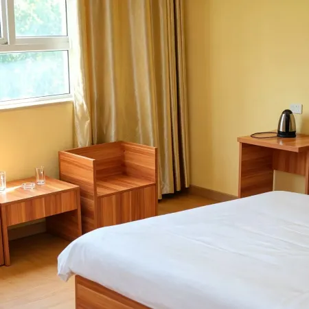 Zhenxi Express Hotel (Xinyang Railway Station Tianrun Plaza)
